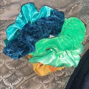 5 assorted scrunchies